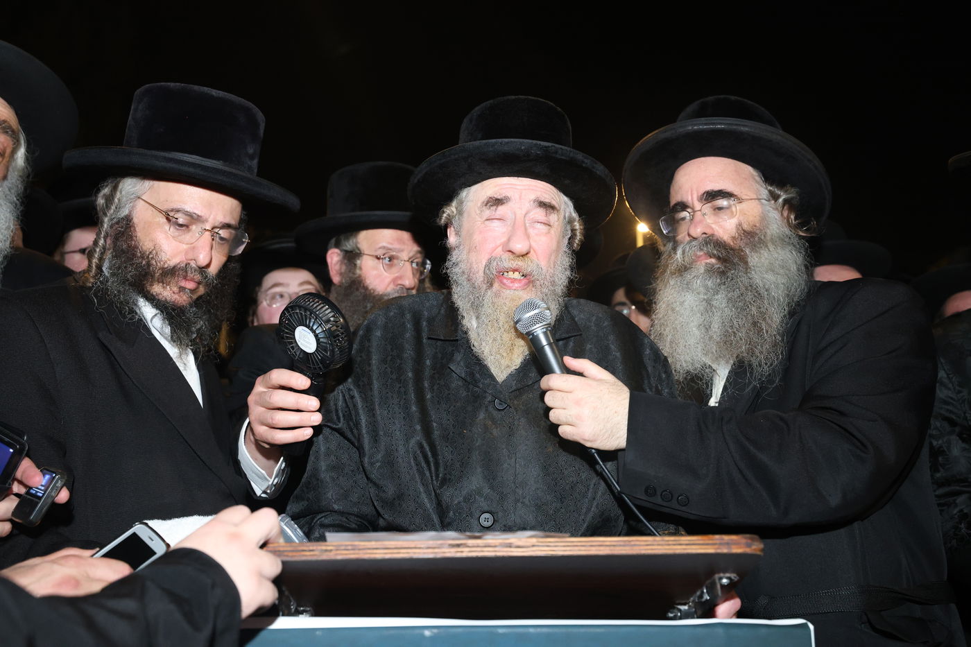 מחאת קהילות החסידים בראשות גדולי האדמו"רים מול כלא 10