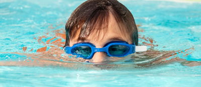 אתם כבר בבריכה, מוכנים לשחות, ואז - אדים על המשקפיים!