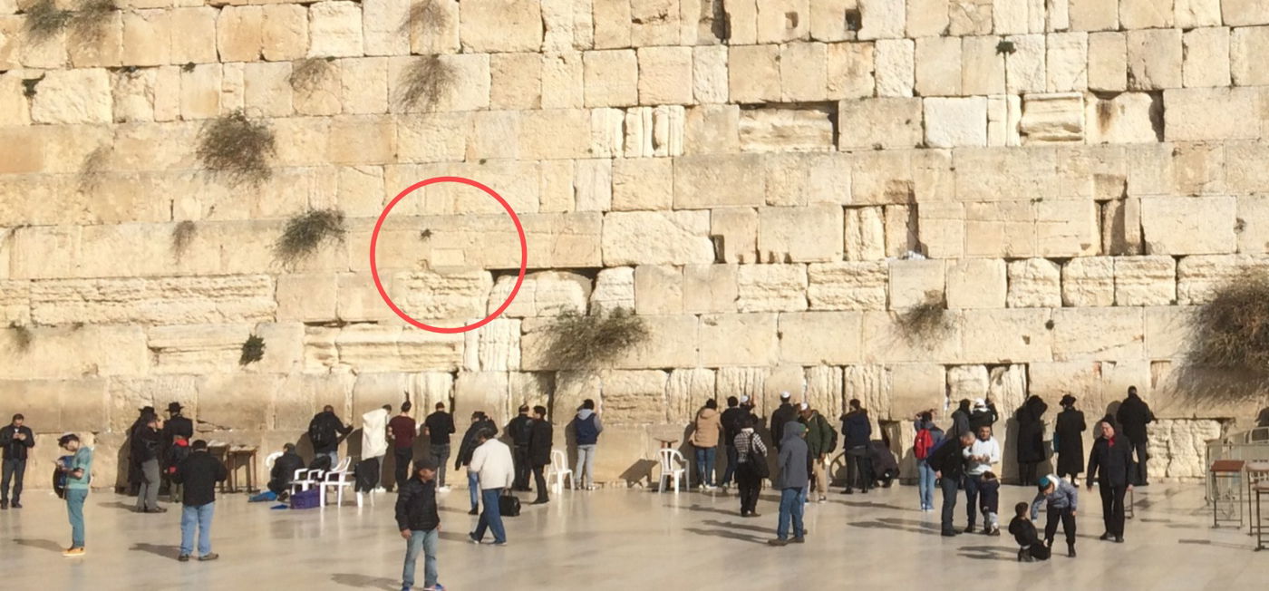 השקע שנותר ממקום בו היה השלט