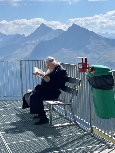 האדמו"ר מתבקשי אמונה בלימוד בהרי דאבוס 