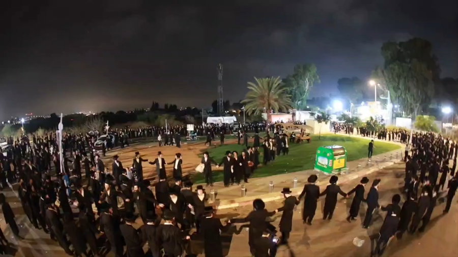 מחאת קהילות החסידים בראשות גדולי האדמו"רים מול כלא 10