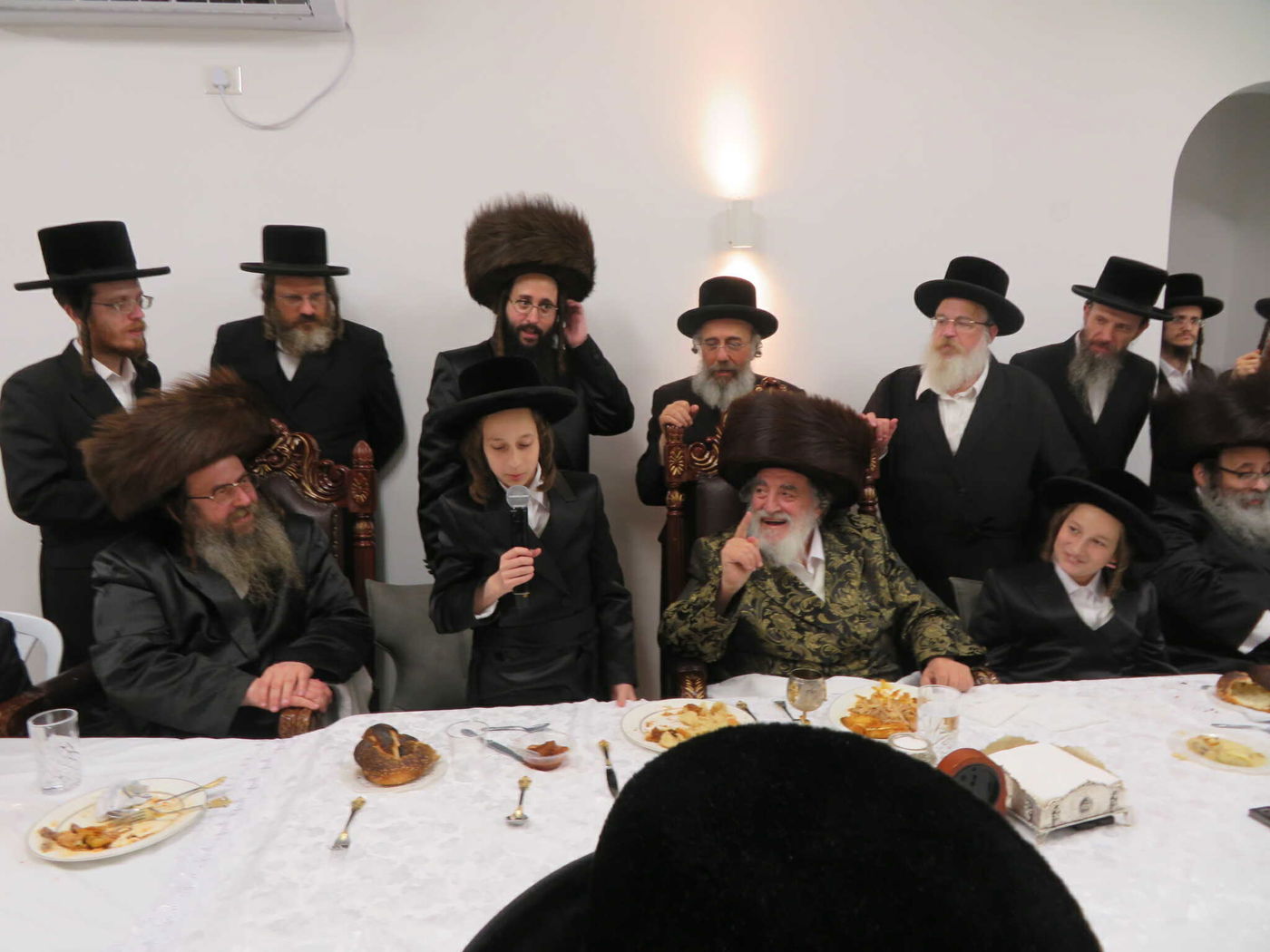 שמחת הבר מצווה לניניו התאומים של האדמו"ר מויז'ניץ