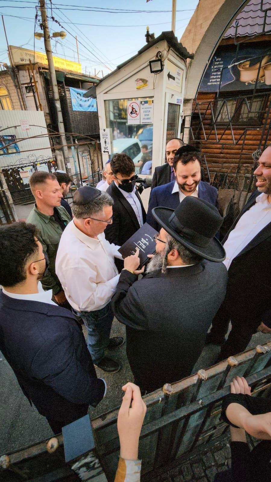 הרב ג'אן עם שר החוץ ליד הציון הקדוש באומן