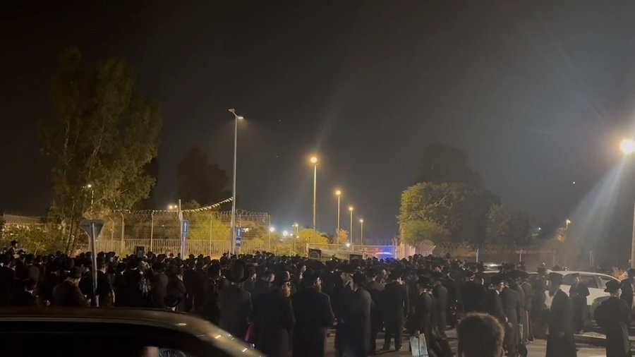 מחאת הענק של קהילות החסידים מול שערי כלא 10