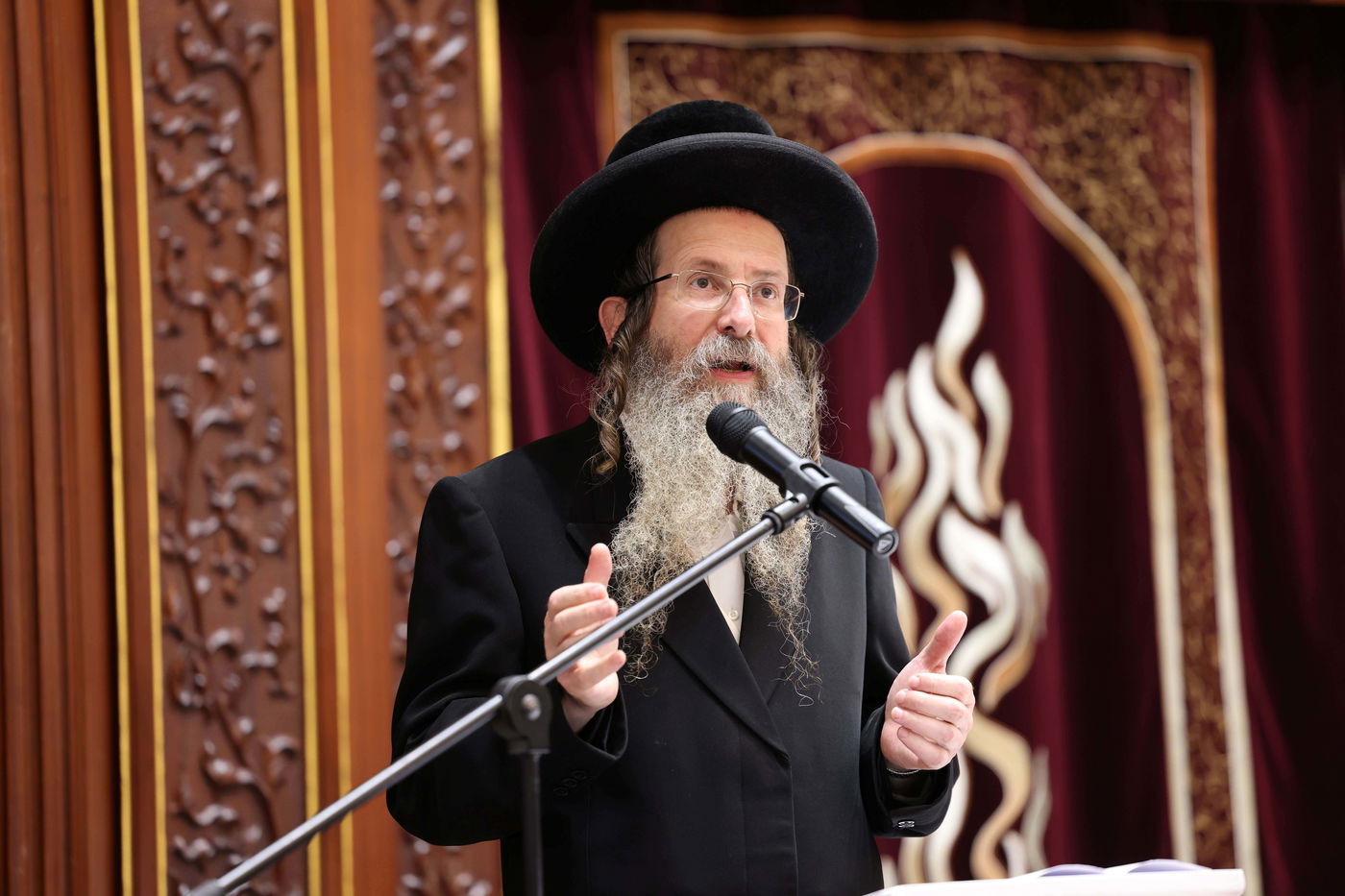 הגאון רבי משה ברזובסקי נואם בכינוס חסידי סלונים