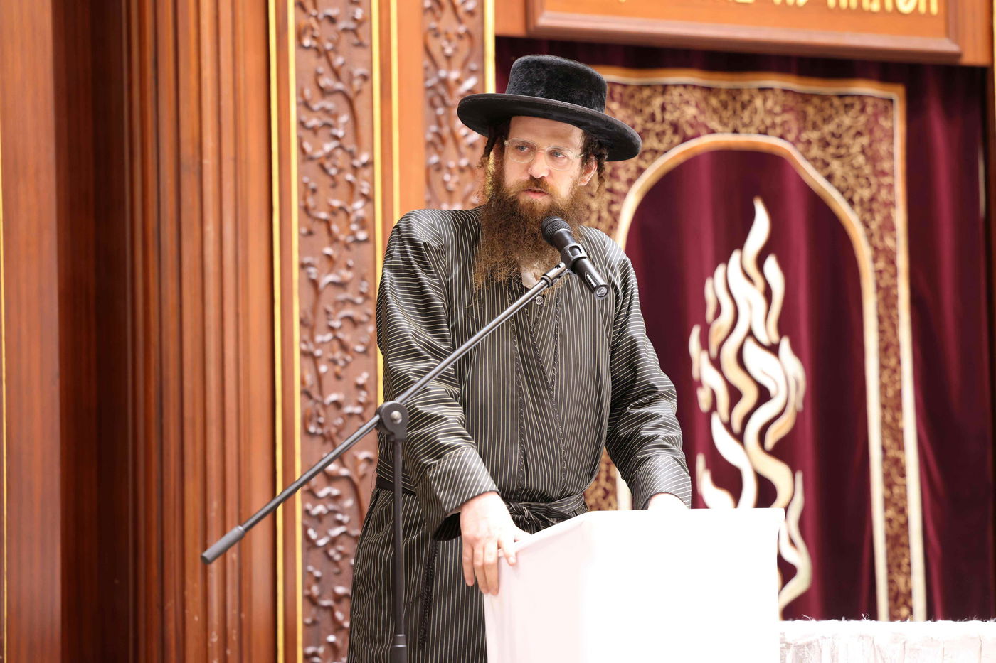 העסקן הרב שמעון שישא נואם בכינוס חסידי סלונים