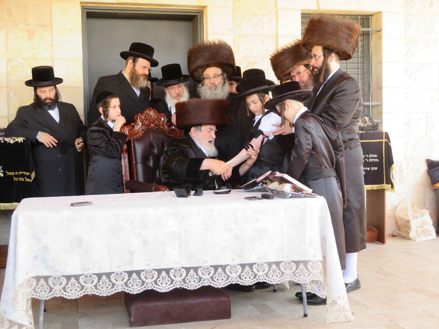 האדמו"ר מויז'ניץ בהנחת תפילין לניניו התאומים