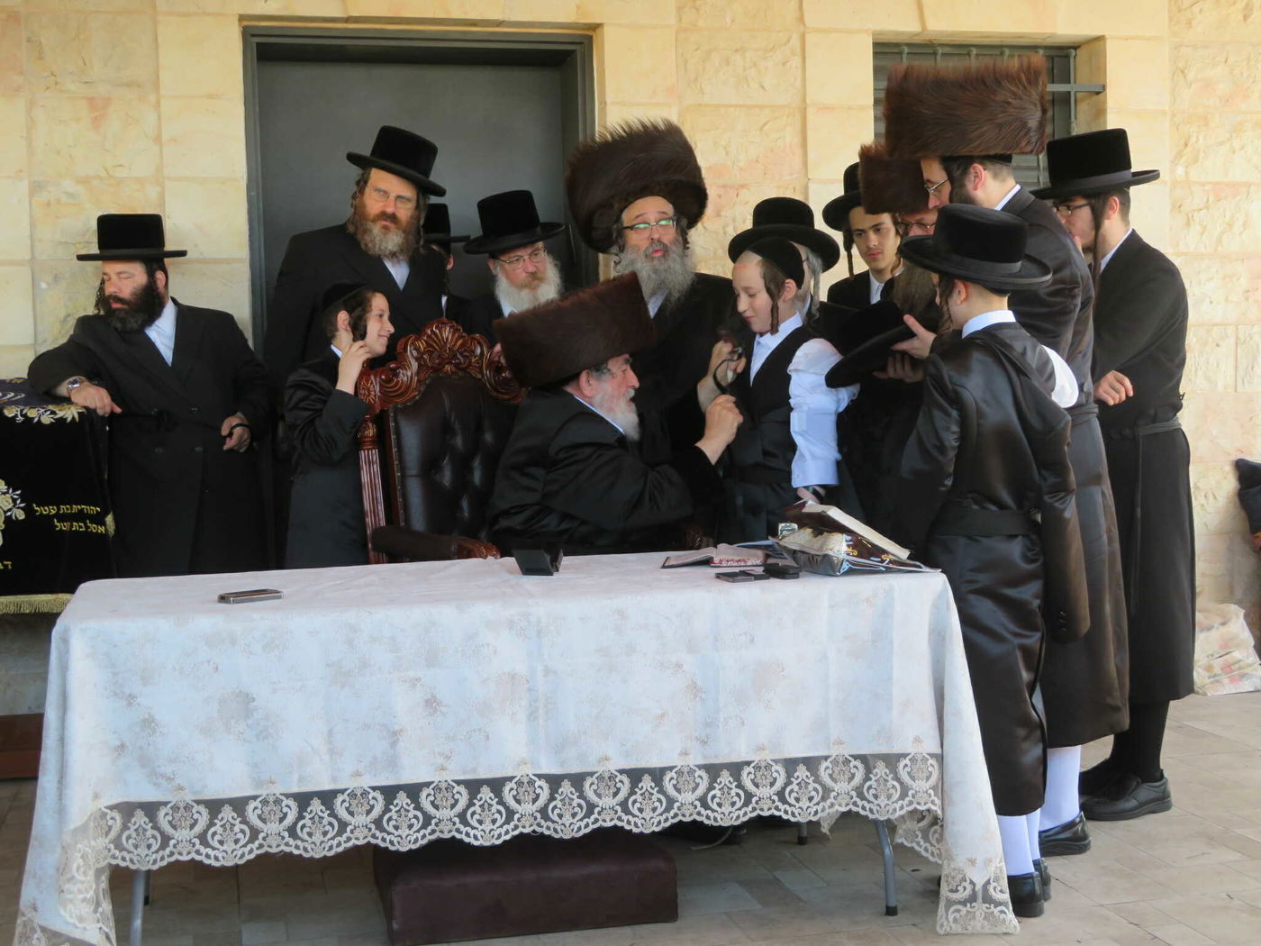 האדמו"ר מויז'ניץ בהנחת תפילין לניניו התאומים