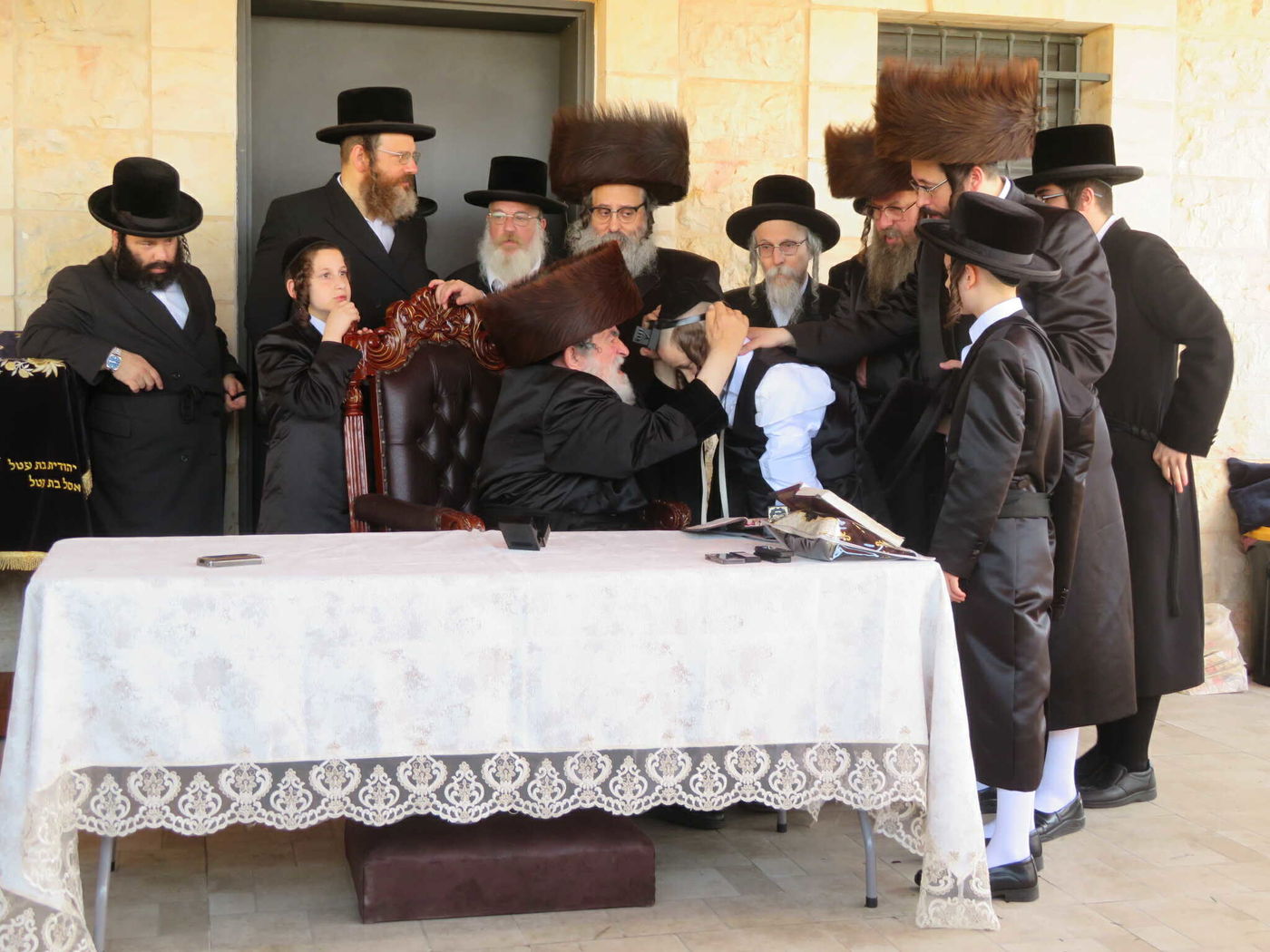 האדמו"ר מויז'ניץ בהנחת תפילין לניניו התאומים