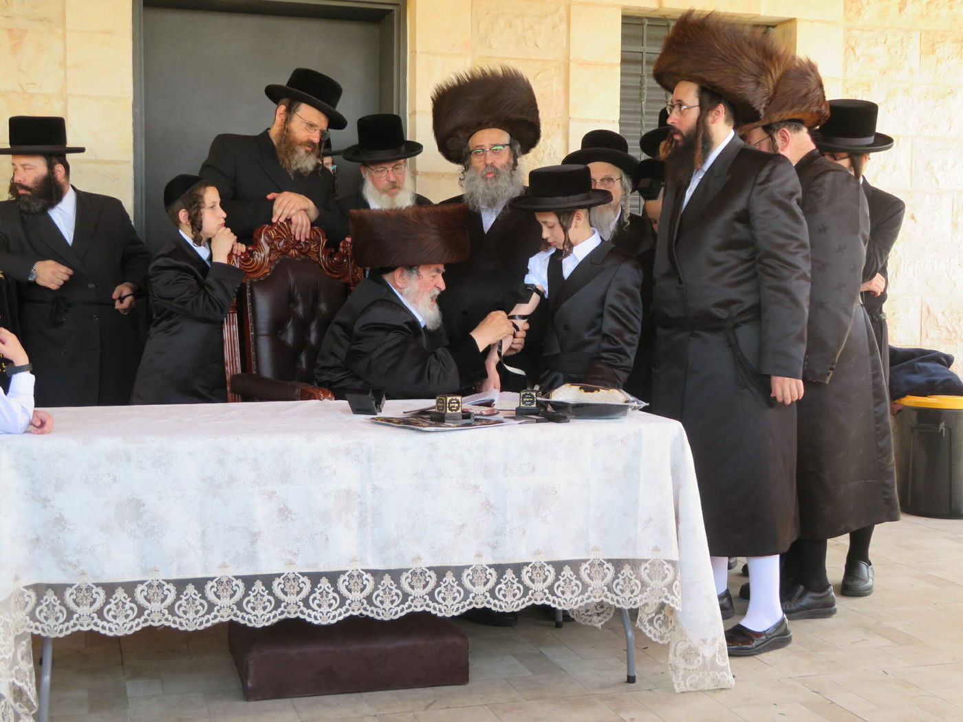 האדמו"ר מויז'ניץ בהנחת תפילין לניניו התאומים