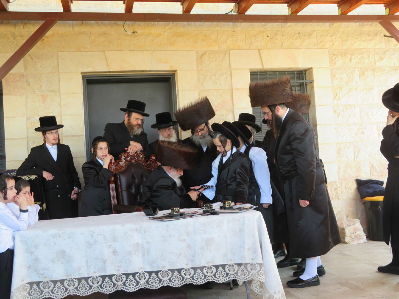 האדמו"ר מויז'ניץ בהנחת תפילין לניניו התאומים