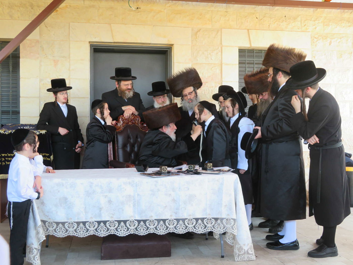 האדמו"ר מויז'ניץ בהנחת תפילין לניניו התאומים