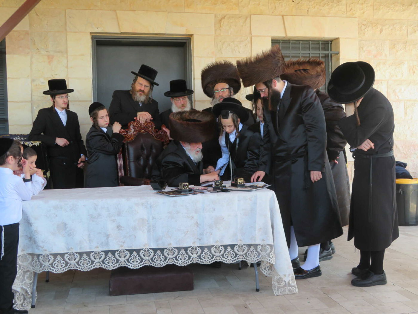 האדמו"ר מויז'ניץ בהנחת תפילין לניניו התאומים