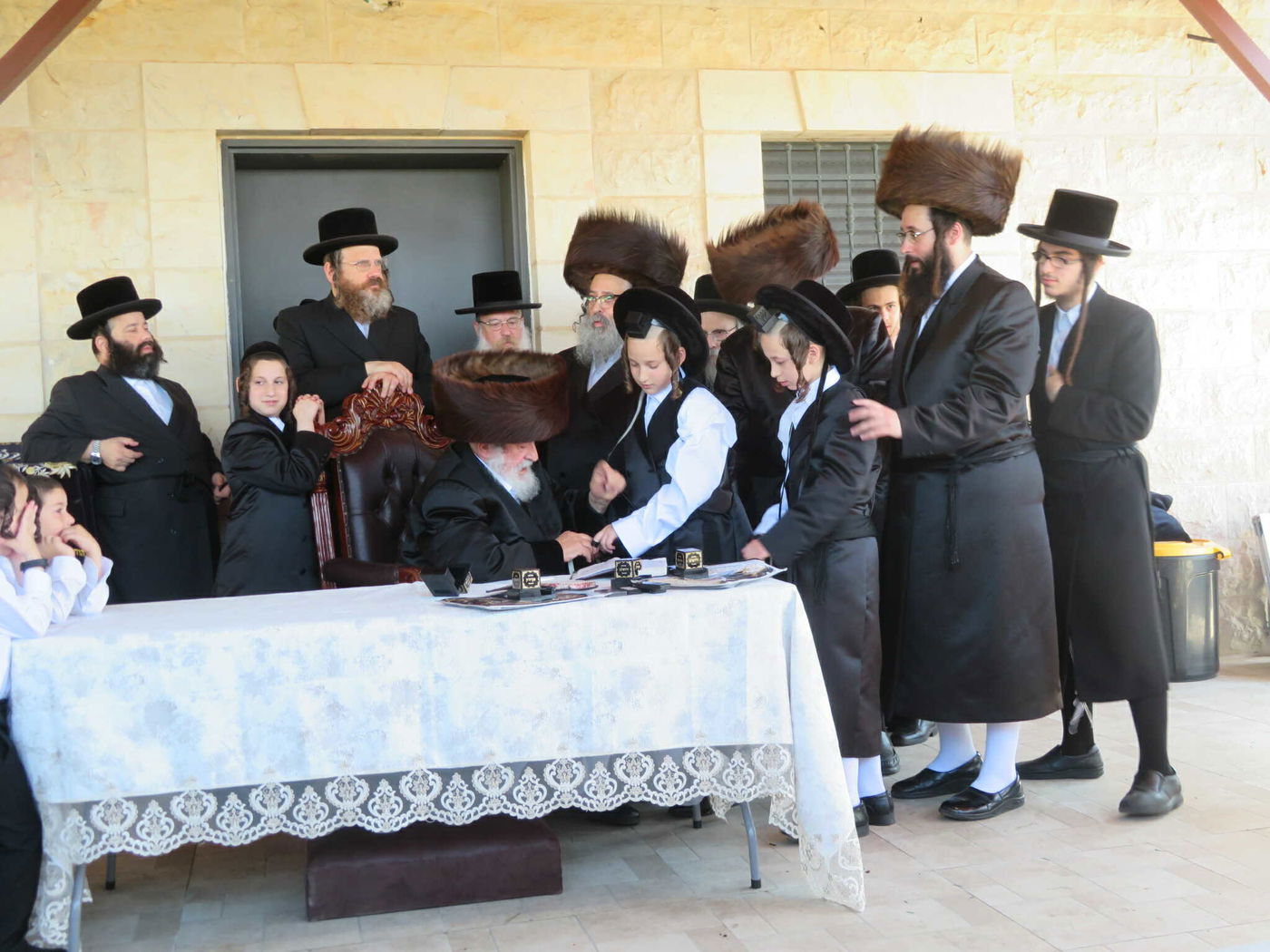 האדמו"ר מויז'ניץ בהנחת תפילין לניניו התאומים