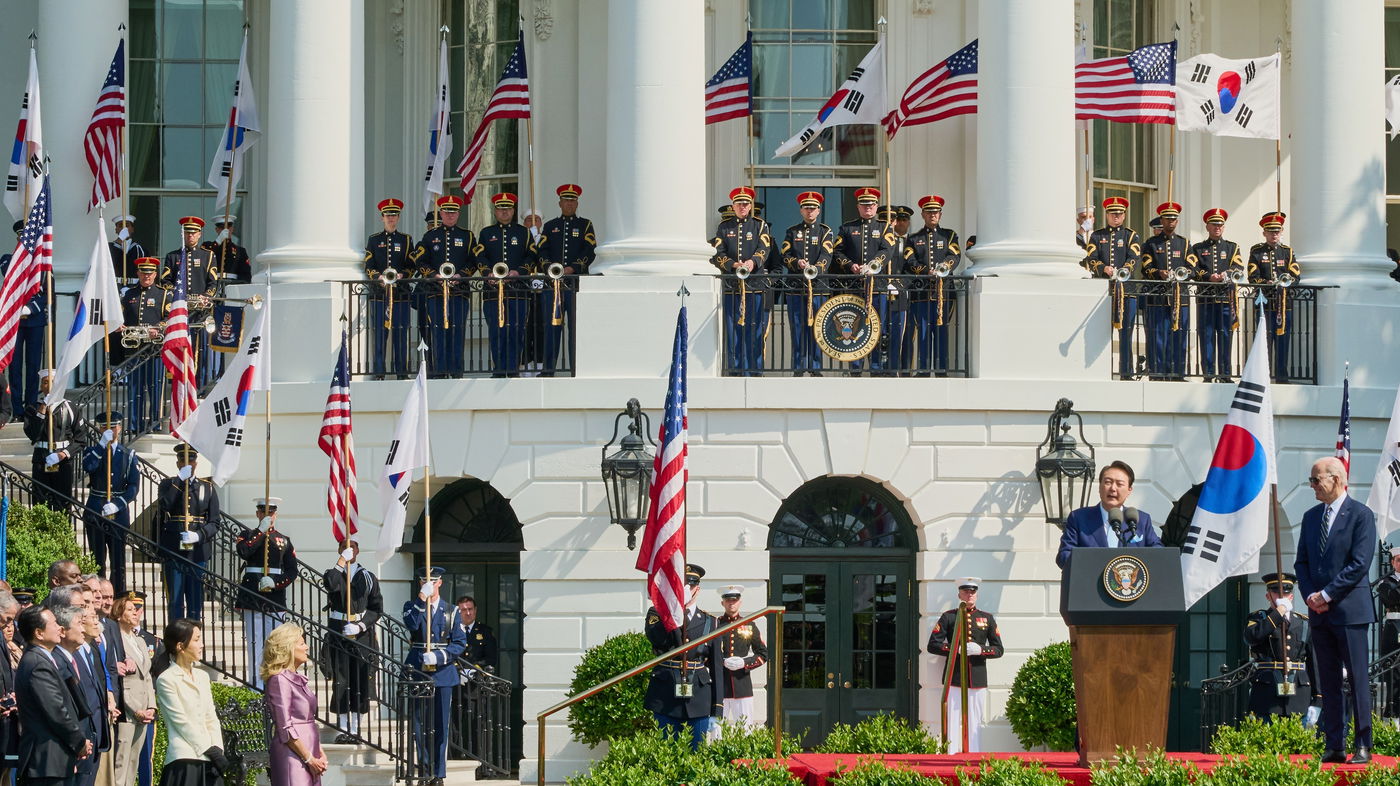 אשת הנשיא הקוריאני (בצד שמאל) בימים טובים יותר