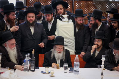 האדמו"ר מאמשינוב עם חסידים 