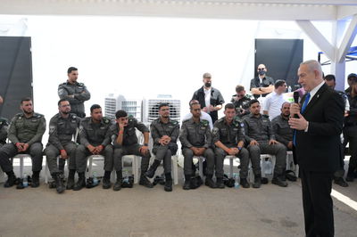 נתניהו במהלך ביקורו בפלוגה החרדית 