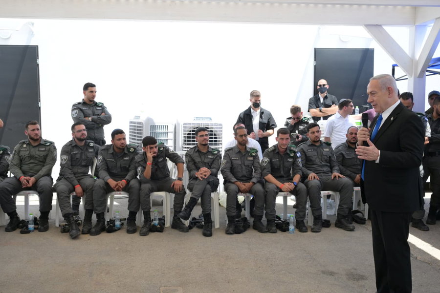 נתניהו במהלך ביקורו בפלוגה החרדית
