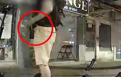 פורצים לרכב בגבעתיים, גונבים אקדח ונמלטים על קורקינט | צפו בתיעוד 