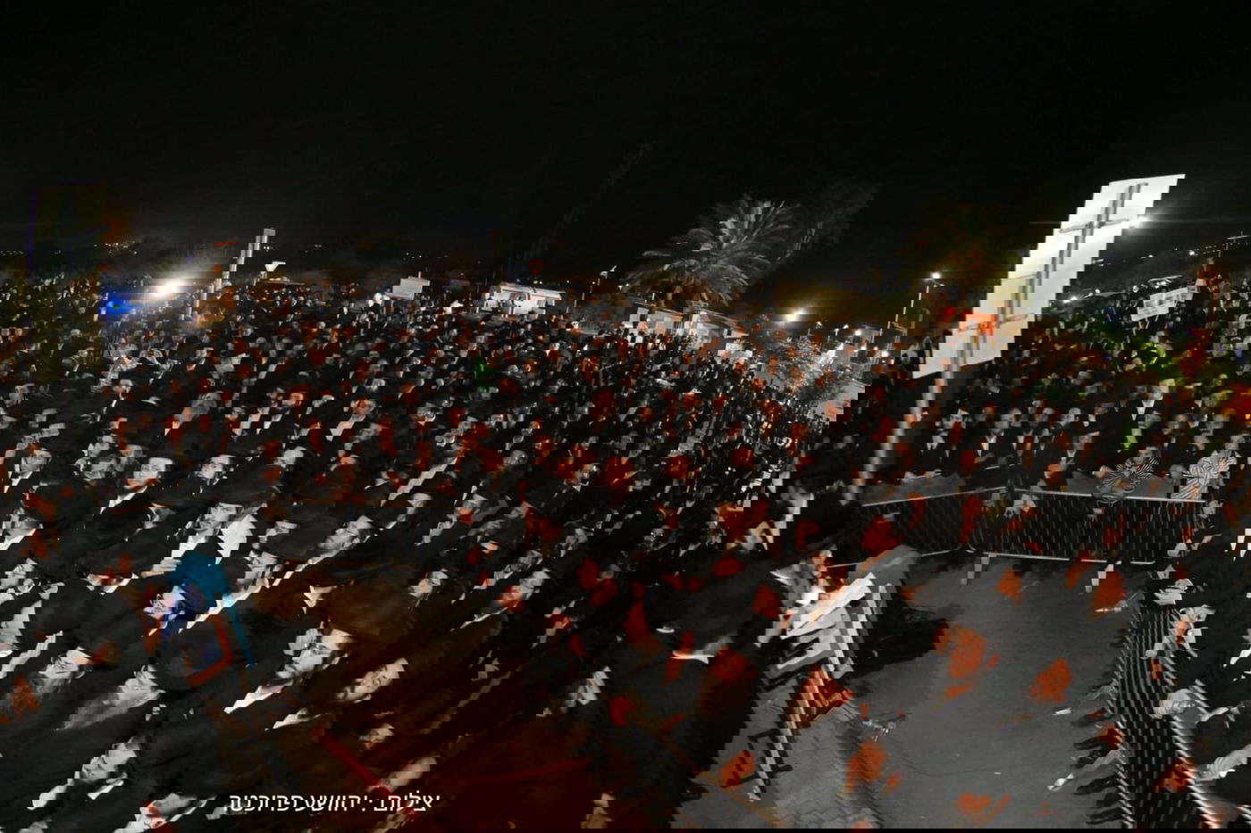 העצרת מול הכלא