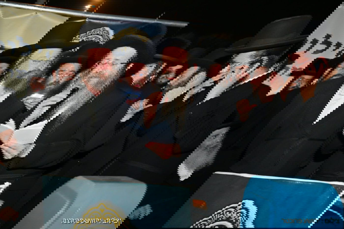 העצרת מול הכלא