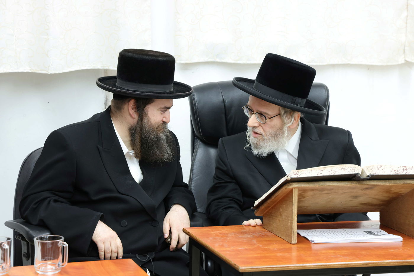 גאב"ד אייזנשטאט בוחן את אברכי 'אהבת ציון - זיבנבערגן'