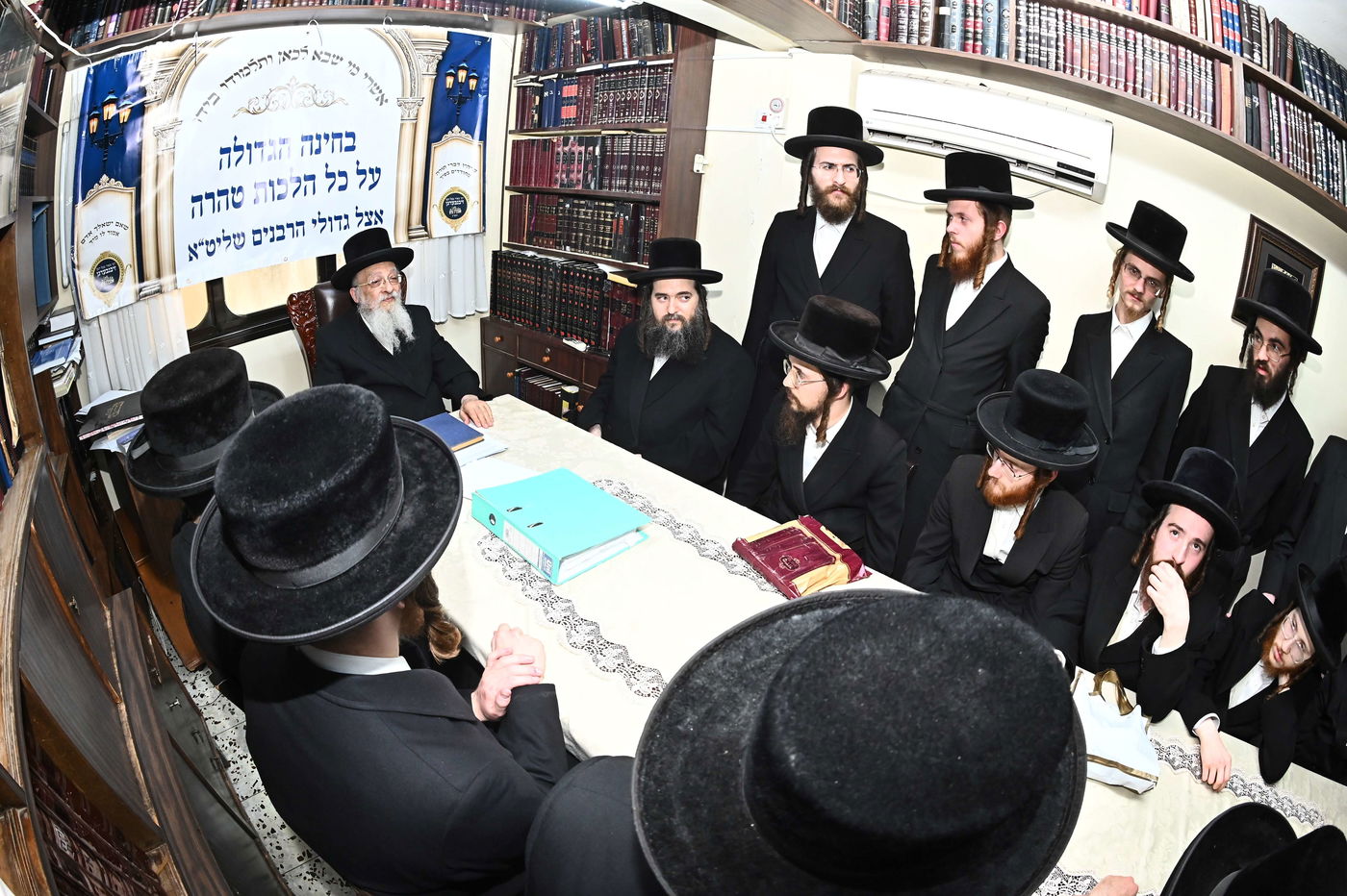 הגאון רבי יעקב מאיר שטרן בוחן את אברכי 'אהבת ציון - זיבנבערגן'