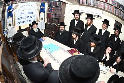 הגאון רבי יעקב מאיר שטרן בוחן את אברכי 'אהבת ציון - זיבנבערגן'