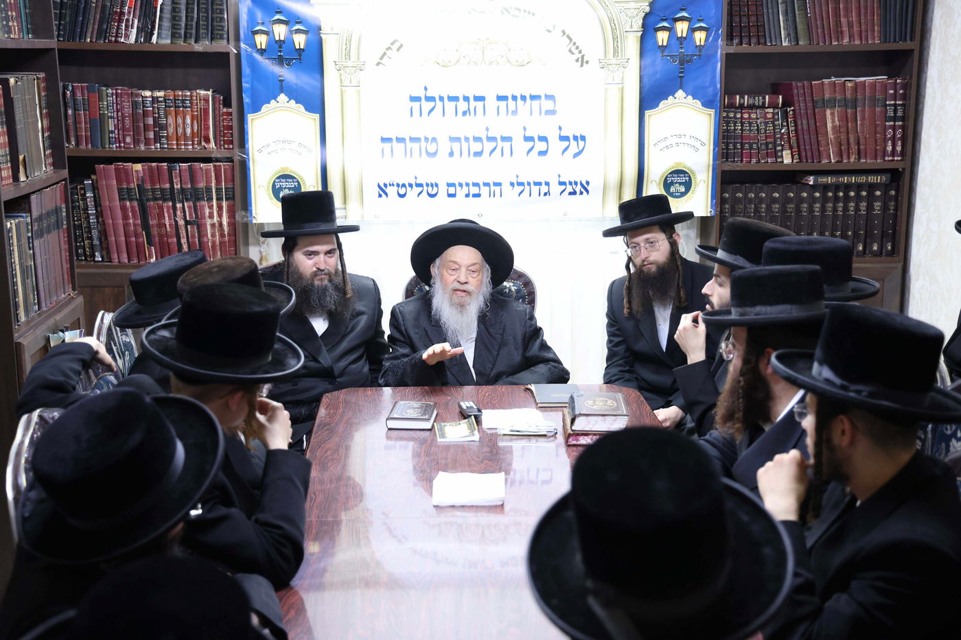 הגאון רבי יהושע רוזנברג בוחן את אברכי 'אהבת ציון - זיבנבערגן'