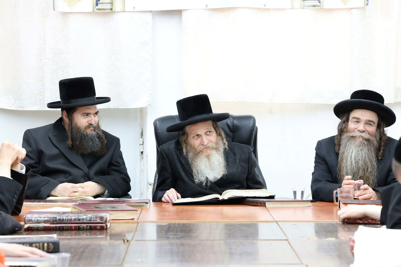 גאב"ד אונגוואר ארה"ב בוחן את אברכי 'אהבת ציון - זיבנבערגן'