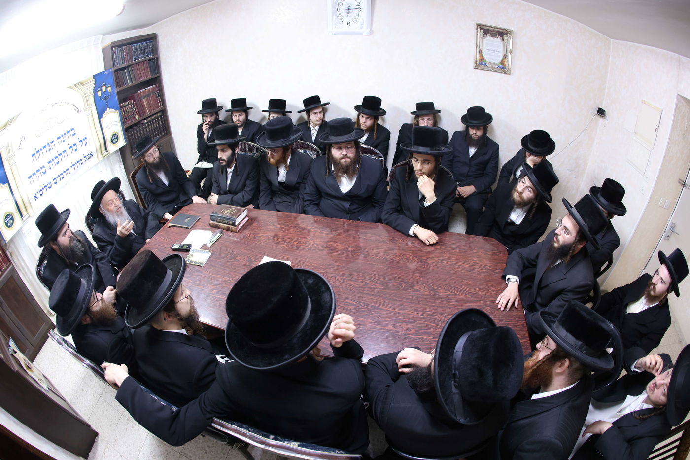 הגאון רבי יהושע רוזנברג בוחן את אברכי 'אהבת ציון - זיבנבערגן'