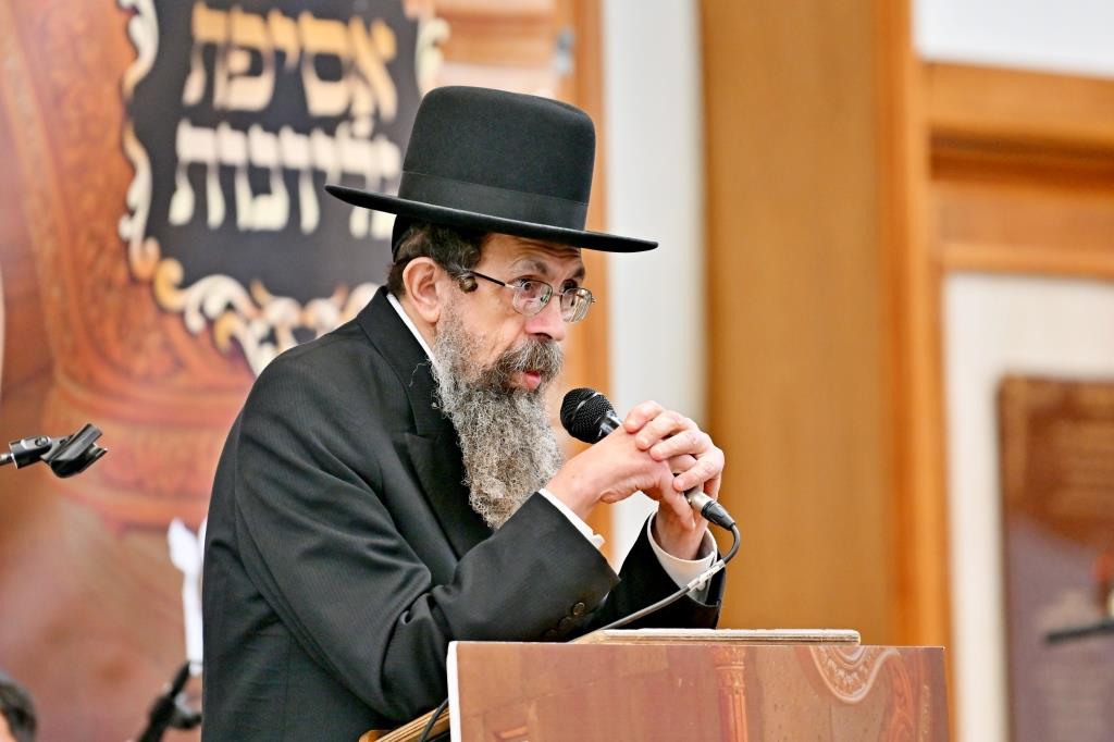 האדמו"ר מתולדות יהודה סטוטשין במעמד