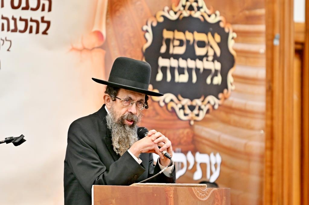 האדמו"ר מתולדות יהודה סטוטשין במעמד