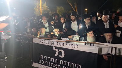 בקול נשבר: ראש הישיבה הגרב"ד פוברסקי באמירת התהילים בעצרת המחאה • צפו