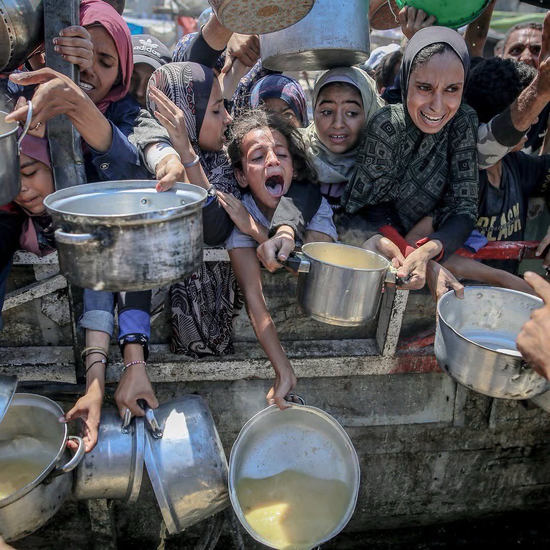 עזתים בחלוקת סיוע 