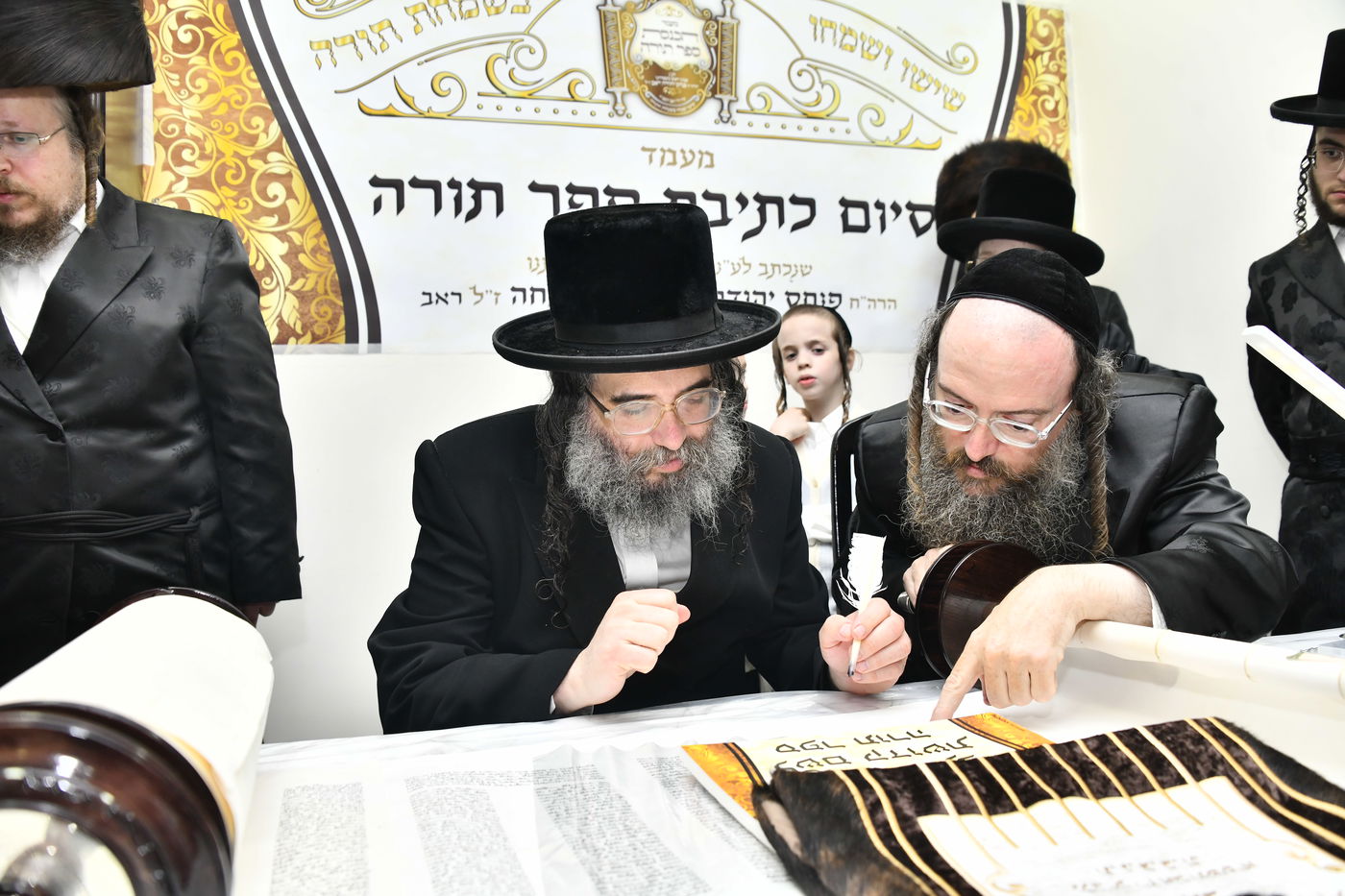 הכנסת ספר תורה לביהמ"ד ערלוי בב"ב