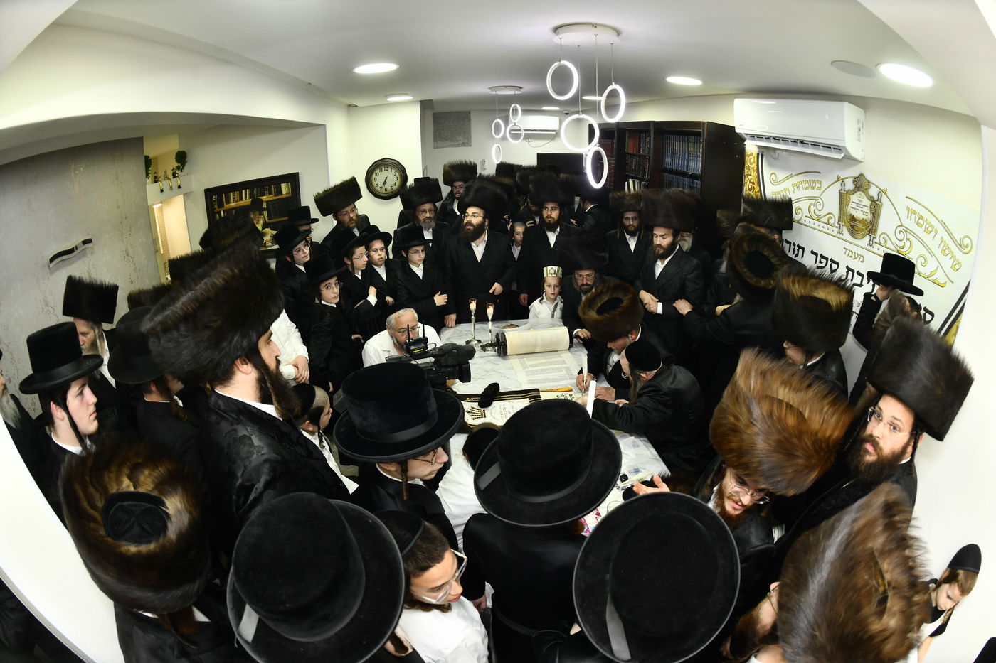 הכנסת ספר תורה לביהמ"ד ערלוי בב"ב