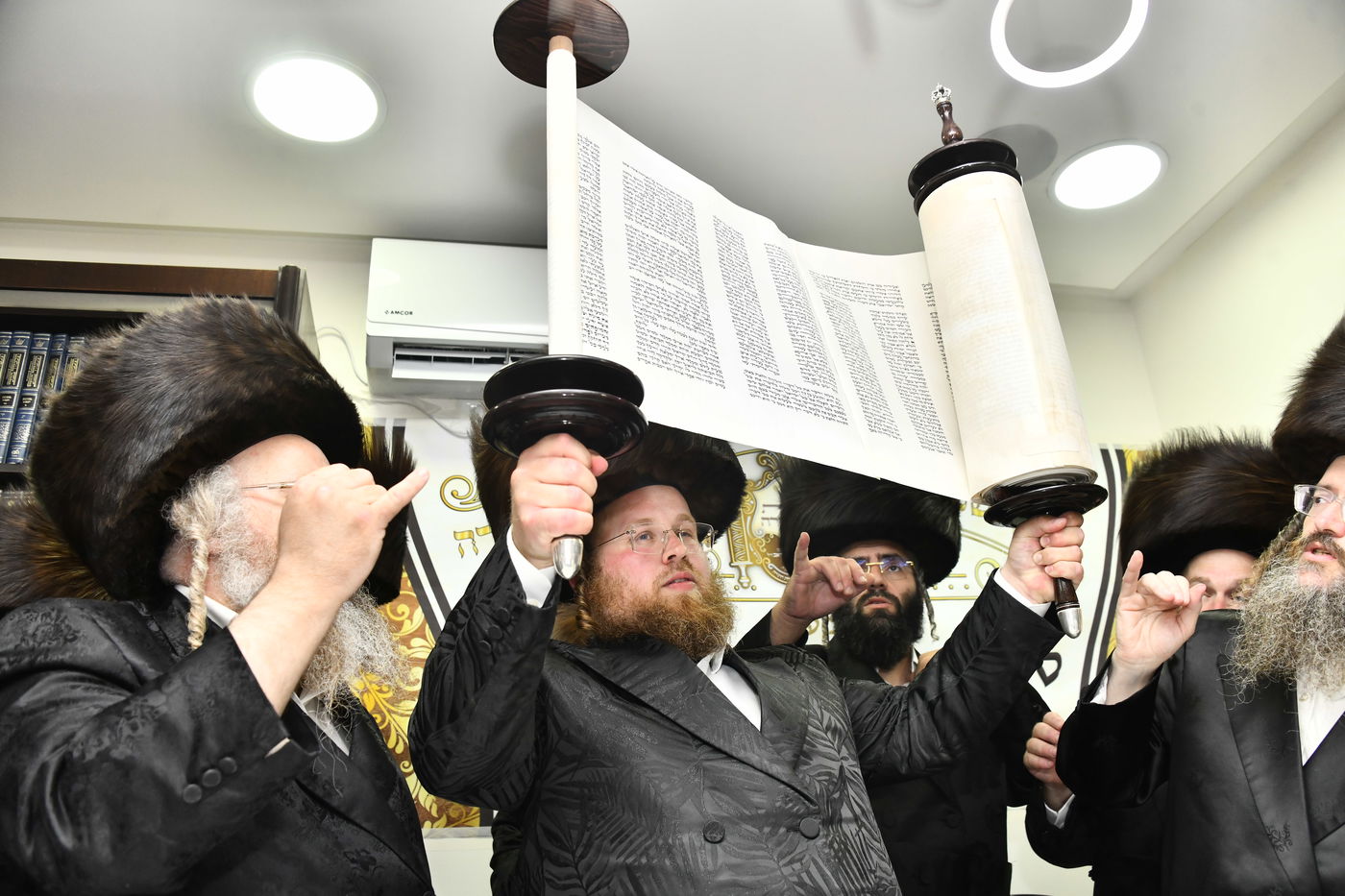 הכנסת ספר תורה לביהמ"ד ערלוי בב"ב