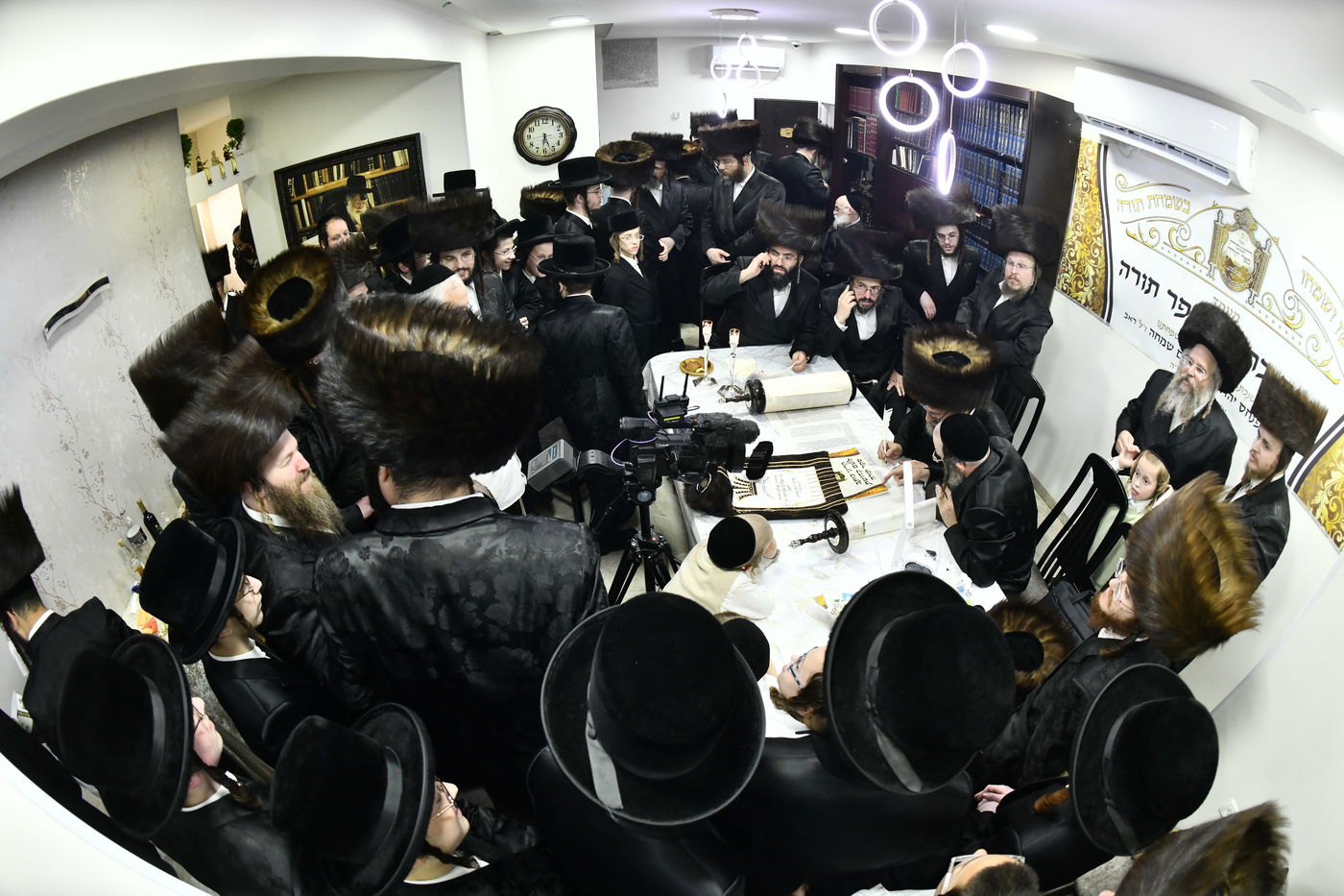 הכנסת ספר תורה לביהמ"ד ערלוי בב"ב