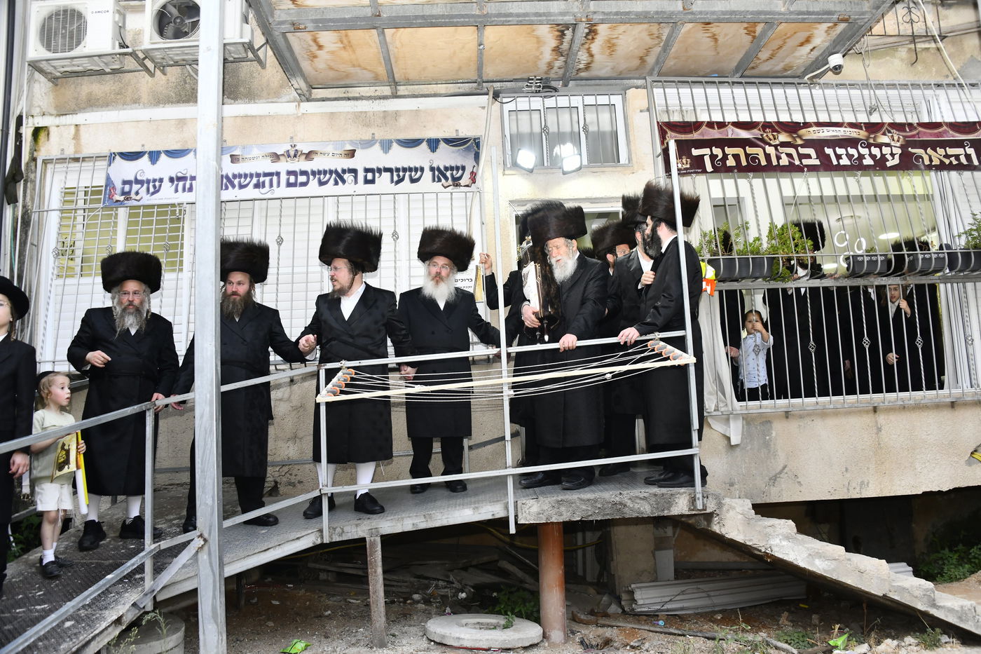 הכנסת ספר תורה לביהמ"ד ערלוי בב"ב