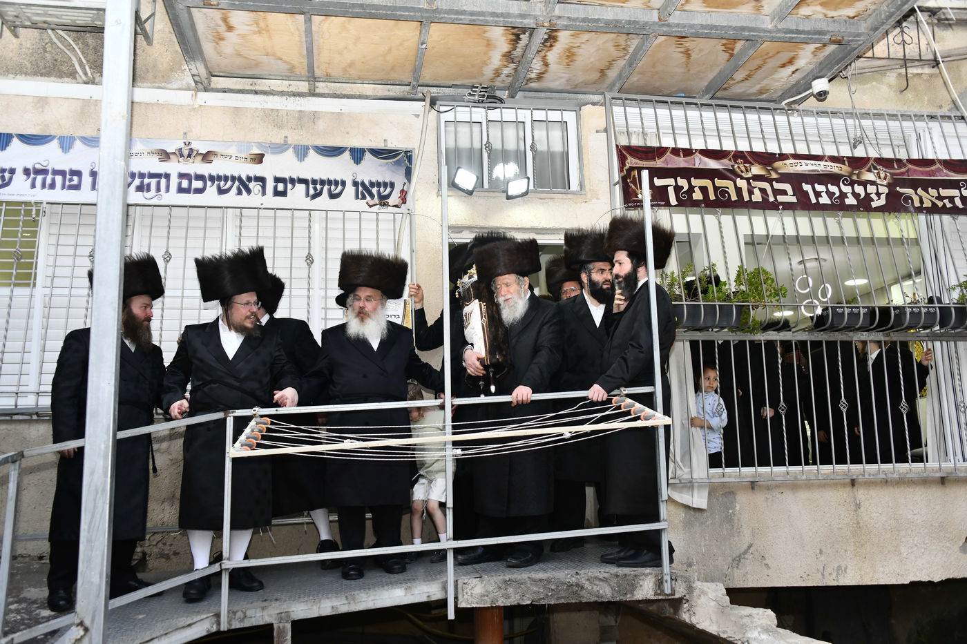 הכנסת ספר תורה לביהמ"ד ערלוי בב"ב