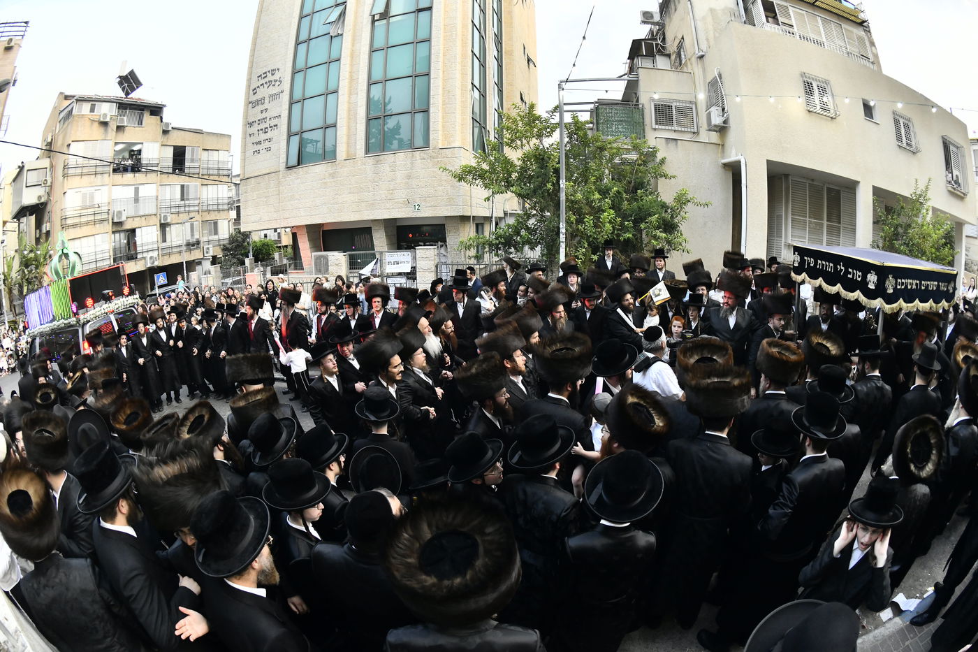 הכנסת ספר תורה לביהמ"ד ערלוי בב"ב