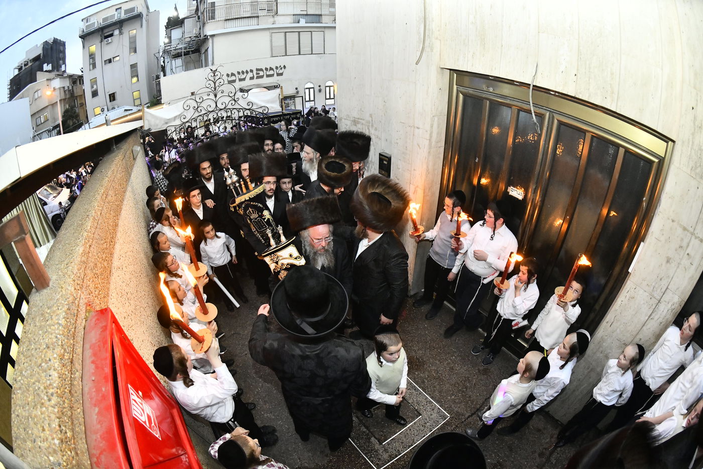 הכנסת ספר תורה לביהמ"ד ערלוי בב"ב