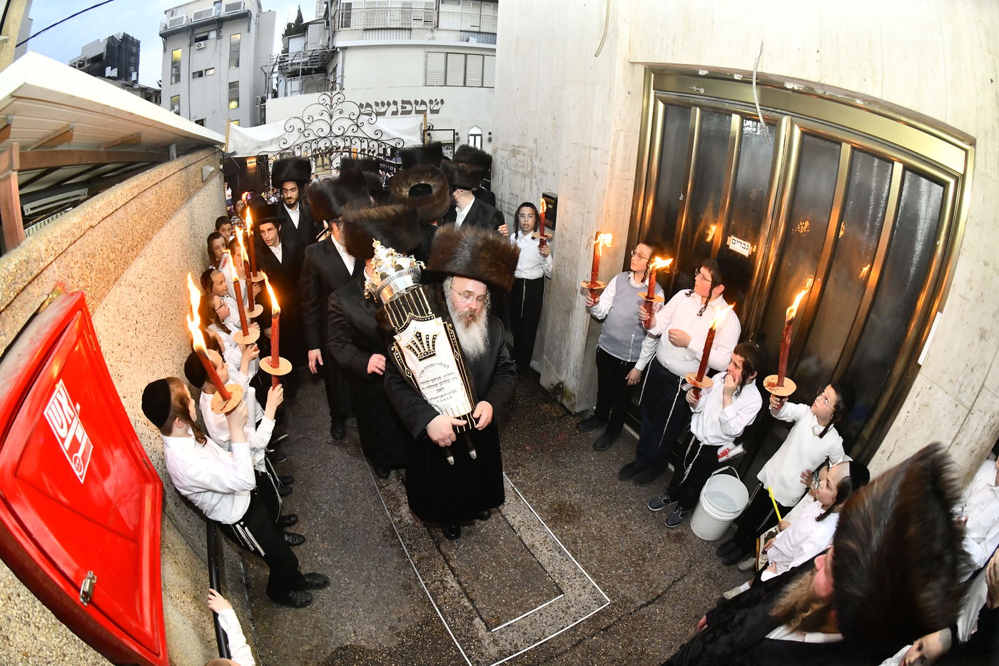 הכנסת ספר תורה לביהמ"ד ערלוי בב"ב