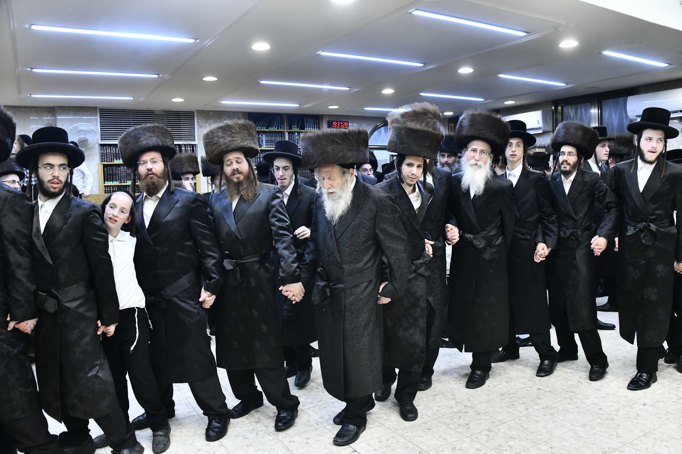 הכנסת ספר תורה לביהמ"ד ערלוי בב"ב