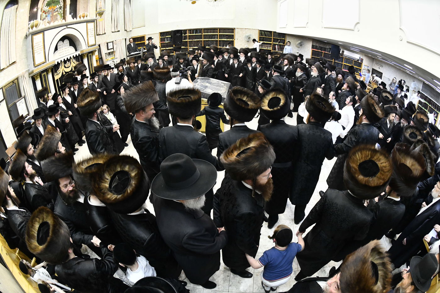 הכנסת ספר תורה לביהמ"ד ערלוי בב"ב