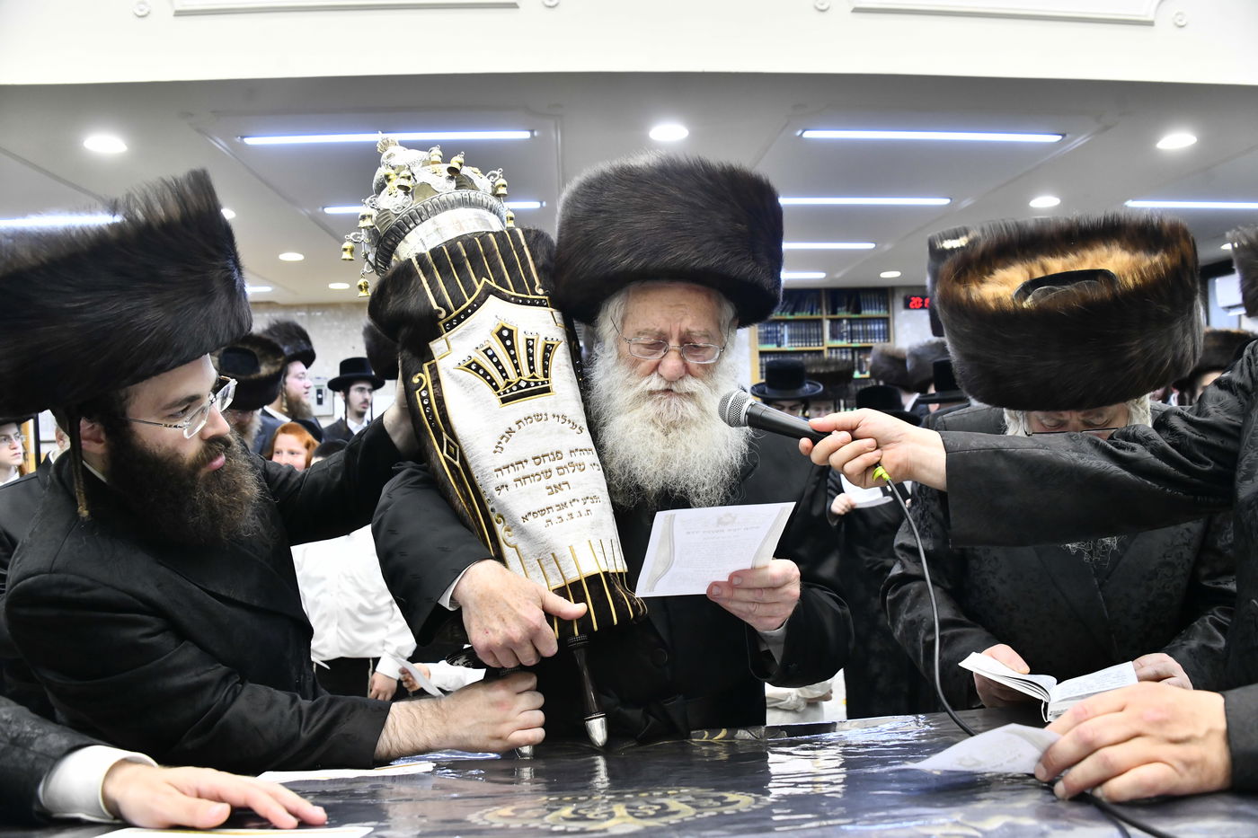 הכנסת ספר תורה לביהמ"ד ערלוי בב"ב