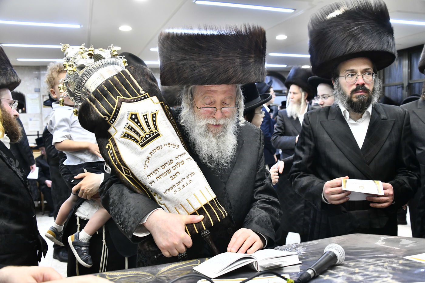 הכנסת ספר תורה לביהמ"ד ערלוי בב"ב