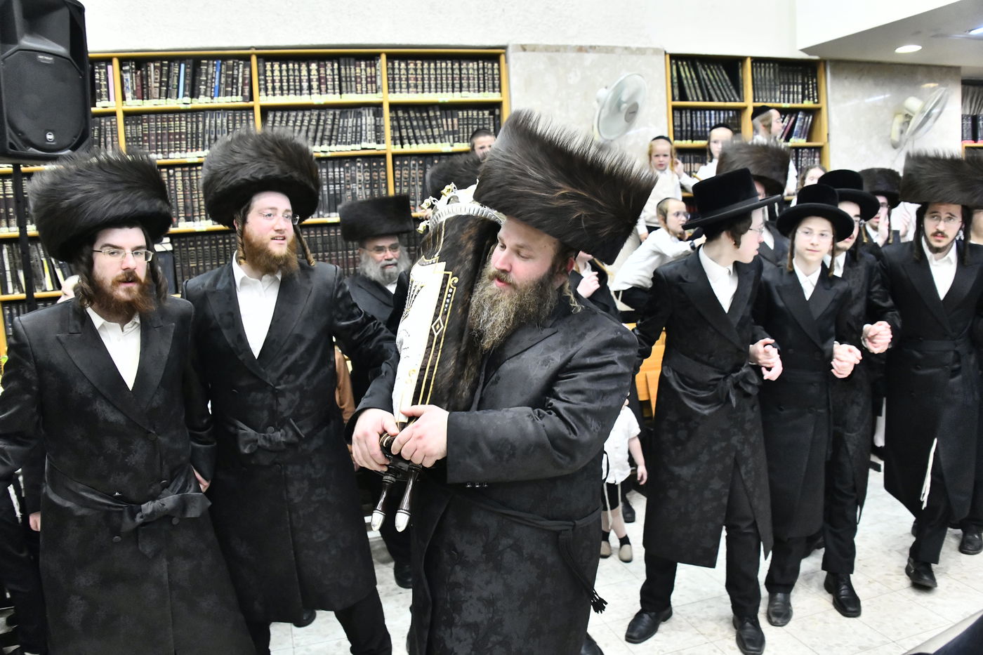 הכנסת ספר תורה לביהמ"ד ערלוי בב"ב