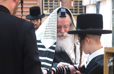 האדמו"ר מנדבורנה ירושלים בהנחת תפילין לנכדו